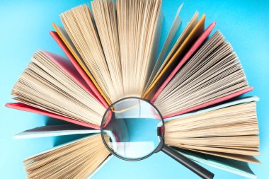 Bir daire içinde parlak renkli ciltli kitapların Üstten Görünüm.