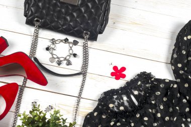 Kadın giyim ayarla ve aksesuarları üzerinde ahşap arka plan beyaz.