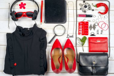 Kadın giyim ayarla ve aksesuarları üzerinde ahşap arka plan beyaz.