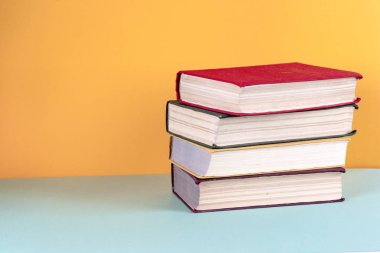 Ahşap bir raftaki eski kitaplar. Etiket yok, boş omurga..