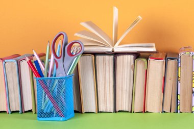 Açık kitap, ciltli bookson parlak renkli arka plan.