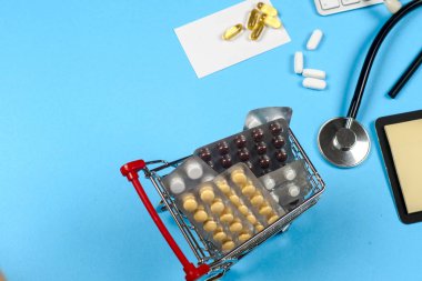 Hapları ve bir stetoskop tıbbi rapor.