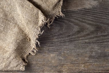 Tahta arka planda çuval bezi.