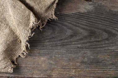 Tahta arka planda çuval bezi.