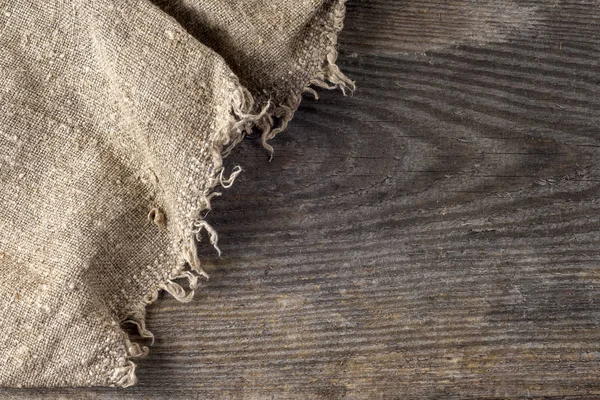 Tahta arka planda çuval bezi.