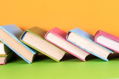 Ahşap bir raftaki eski kitaplar. Etiket yok, boş omurga..