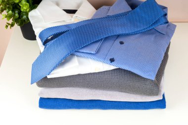 yığın üzerinde beyaz izole giyim