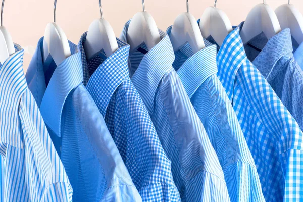 Appendini in tessuto con camicie. Vestiti da uomo — Foto Stock