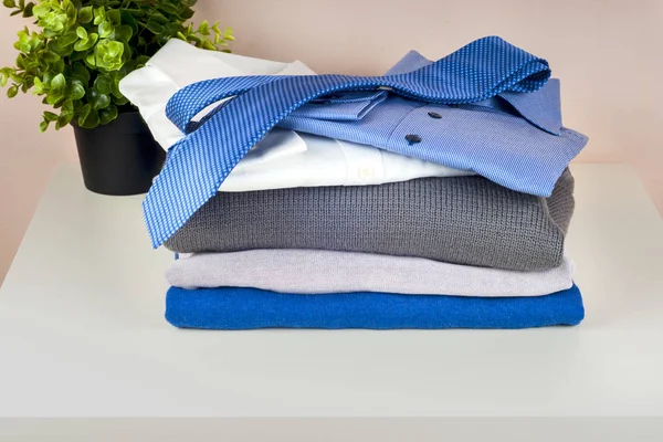 yığın üzerinde beyaz izole giyim