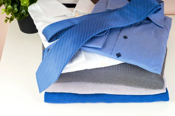 yığın üzerinde beyaz izole giyim