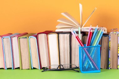 Açık kitap, ciltli bookson parlak renkli arka plan.