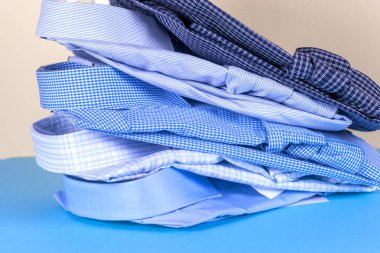 yığın üzerinde beyaz izole giyim