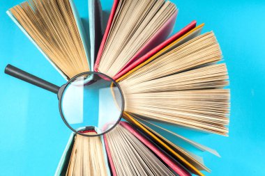 Bir daire içinde parlak renkli ciltli kitapların Üstten Görünüm.