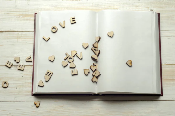 Le mot amour sur fond de livre — Photo
