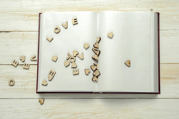 Le mot amour sur fond de livre — Photo