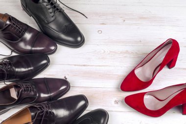 Beyaz arka plan üzerinde Mens ve kırmızı yüksek topuk Bayan Ayakkabı