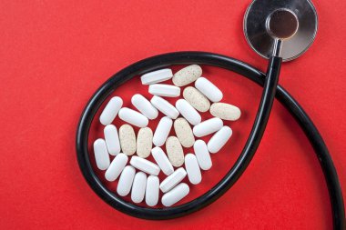 Hap, Tablet ve beyaz arka plan üzerinde stetoskop