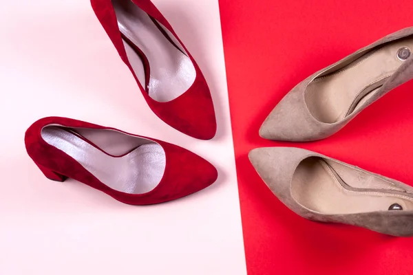 Κόκκινο και παστέλ γυναικεία ψηλοτάκουνα παπούτσια — Φωτογραφία Αρχείου
