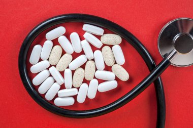 Hap, Tablet ve beyaz arka plan üzerinde stetoskop