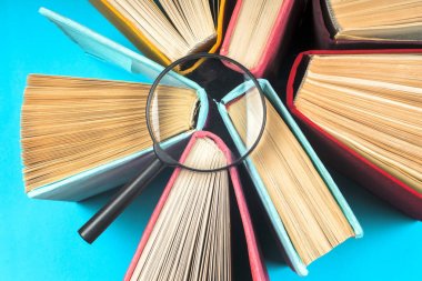 Bir daire içinde parlak renkli ciltli kitapların Üstten Görünüm.