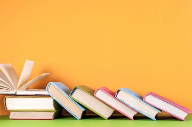 Açık kitap, ciltli bookson parlak renkli arka plan.