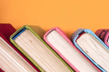 Ahşap bir raftaki eski kitaplar. Etiket yok, boş omurga..