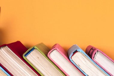 Ahşap bir raftaki eski kitaplar. Etiket yok, boş omurga..