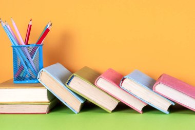 Ahşap bir raftaki eski kitaplar. Etiket yok, boş omurga..