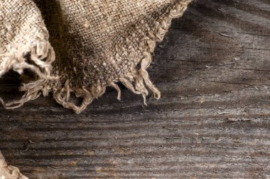 Tahta arka planda çuval bezi.