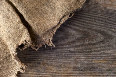 Tahta arka planda çuval bezi.