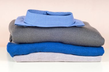 yığın üzerinde beyaz izole giyim