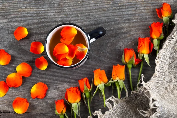 Rode rozen op houten plank, Valentijnsdag achtergrond — Stockfoto