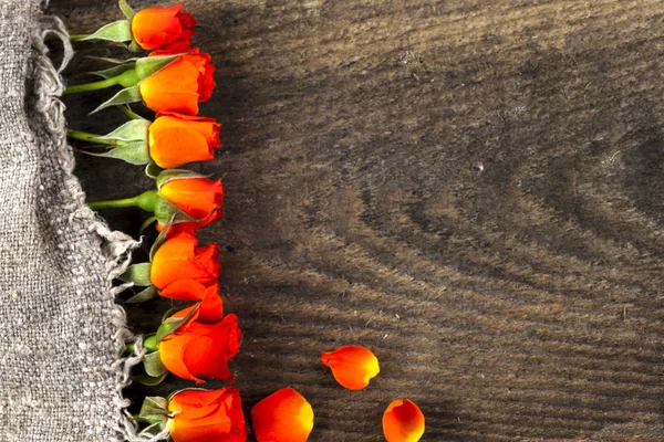 Rosas rojas sobre tabla de madera, fondo del día de San Valentín —  Fotos de Stock