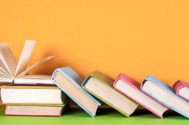 Açık kitap, ciltli bookson parlak renkli arka plan.