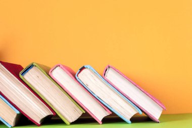 Ahşap bir raftaki eski kitaplar. Etiket yok, boş omurga..