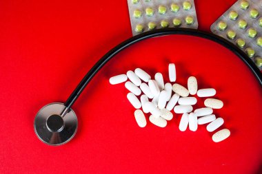 Hap, Tablet ve beyaz arka plan üzerinde stetoskop