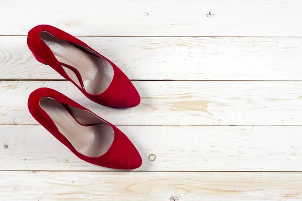 Κόκκινα γυναικεία παπούτσια σε ψηλά τακούνια — Φωτογραφία Αρχείου