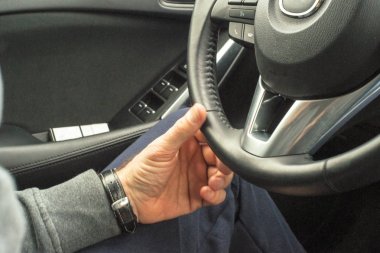 sürücüleri el aracın direksiyon simidi üzerinde