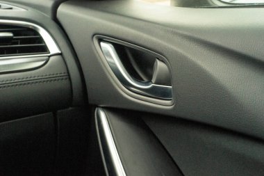 Modern araba kapı paneli. Konfor ile sürüş.