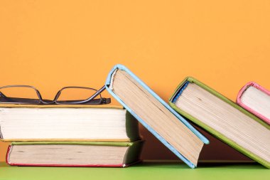 Açık kitap, ciltli bookson parlak renkli arka plan.