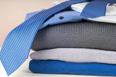 yığın üzerinde beyaz izole giyim