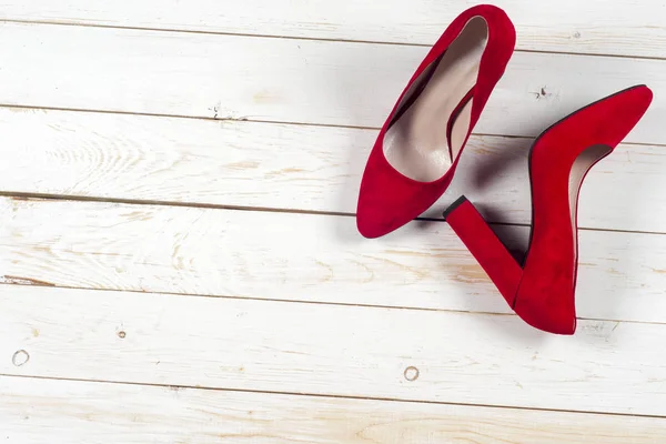 Κόκκινα γυναικεία παπούτσια σε ψηλά τακούνια — Φωτογραφία Αρχείου