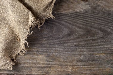 Tahta arka planda çuval bezi.