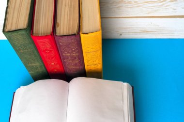 Açık kitap, Masa lambası üzerinde renkli ciltli kitap yığını. Okula dönüş. Metin için yer kopyalayın