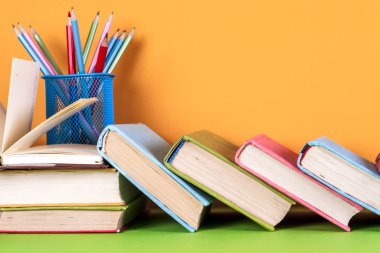 Açık kitap, parlak arkaplan üzerine ciltli kitaplar.