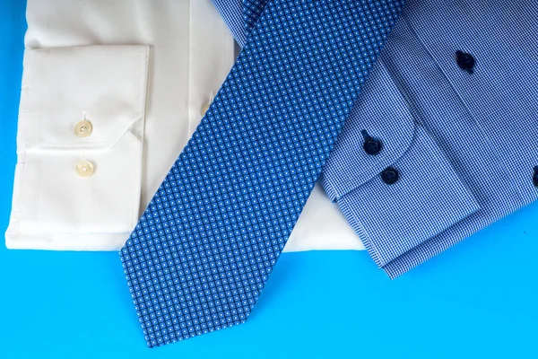 Empilement de chemise bleue et blanche gros plan — Photo