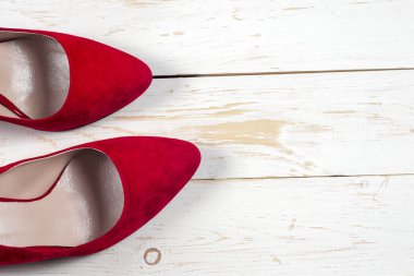 Yüksek topuklu kırmızı kadın ayakkabıları