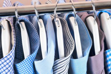 Bez askıları gömlek ile. Erkek giyim