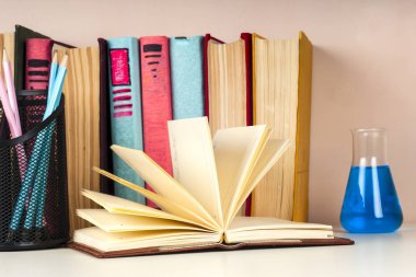 Açık kitap, parlak arkaplan üzerine ciltli kitaplar.