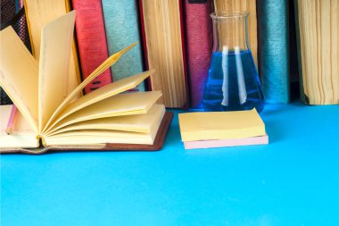 Açık kitap, parlak arkaplan üzerine ciltli kitaplar.